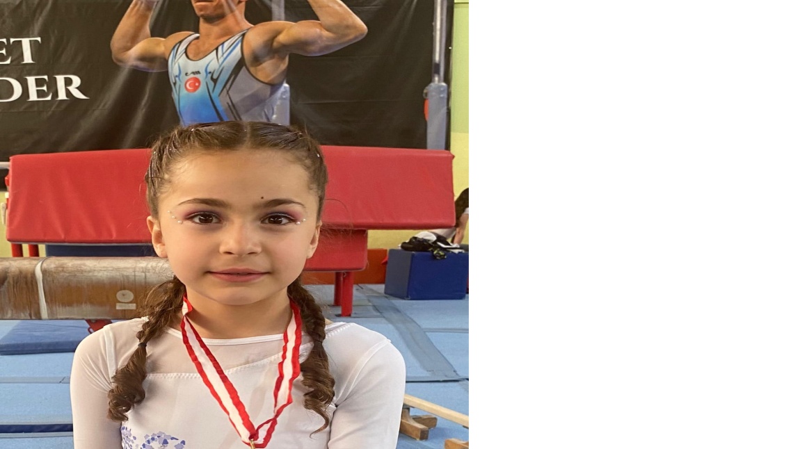 Artistik Jimnastik okullararası Minikler Yarışmasında öğrencimiz 2-F sınıfı öğrencisi Ravza AYDIN Madalya almıştır.